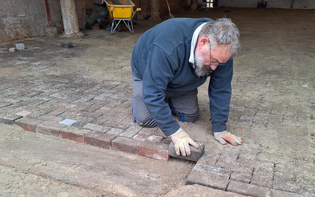 De schuur heeft een degelijke vloer gekregen